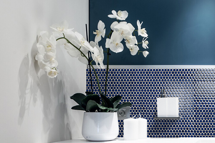 bathroom backsplash use dark blue penny tile.jpg